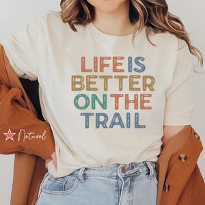 トレイルでの人生はもっと良いシャツ、ハイキングTシャツ、ハイカーへのギフト、アウトドアアドベンチャーTシャツ、ハイキング愛好家へのギフト、もっとハイキングして心配を減らす、アウトドアTシャツ