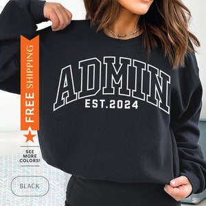 Puede incluir: Sudadera negra con texto blanco que dice "ADMIN EST. 2024" en una fuente de estilo universitario.