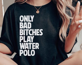 Camiseta "Só as Cadelas Malvadas Jogam Polo Aquático", Camiseta Engraçada de Jogador de Polo Aquático, Camiseta de Mãe de Polo Aquático, Presente para Atleta de Polo Aquático, Camiseta de Pai de Polo Aquático