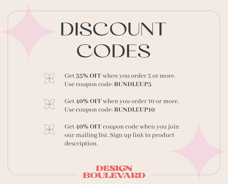 K&ouml;nnte beinhalten: Eine rosa und wei&szlig;e Grafik mit dem Text "DISCOUNT CODES" in Schwarz. Die Grafik listet Rabattcodes f&uuml;r Bestellungen von 5 oder mehr Artikeln und 10 oder mehr Artikeln auf. Die Grafik erw&auml;hnt auch einen Rabattcode von 40% f&uuml;r die Anmeldung zur Mailingliste. Die Grafik enth&auml;lt den Text "DESIGN BOULEVARD" in Rot.