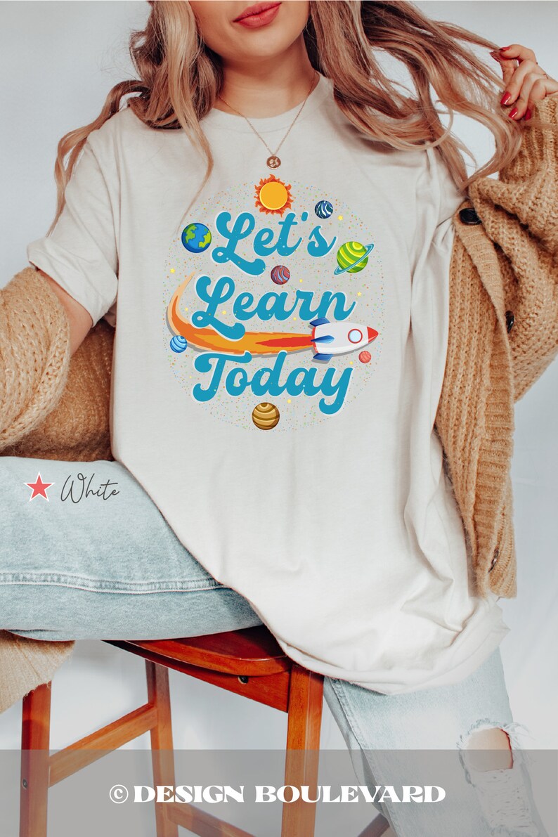 Pode incluir: Camiseta branca com um design gr&aacute;fico de um foguete, planetas e o texto "Let's Learn Today".