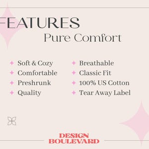Pode incluir: Um gr&aacute;fico com o texto "FEATURES" e "Pure Comfort" em um esquema de cores rosa e branco. O gr&aacute;fico lista os recursos de um produto, incluindo "Soft & Cozy", "Comfortable", "Preshrunk", "Quality", "Breathable", "Classic Fit", "100% US Cotton" e "Tear Away Label". O gr&aacute;fico tamb&eacute;m inclui o texto "DESIGN BOULEVARD".