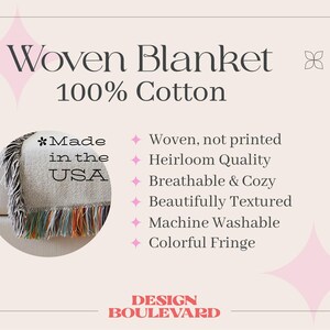 Op de afbeelding: Een geweven deken van 100% katoen met een cirkelvormige inzet die de textuur van de stof en kleurrijke franjes toont. De tekst bevat Woven Blanket, 100% Cotton, Made in the USA, Woven, not printed, Heirloom Quality, Breathable & Cozy, Beautifully Textured, Machine Washable, Colorful Fringe en DESIGN BOULEVARD.