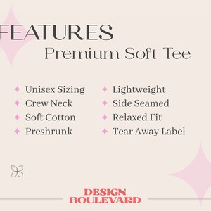 Op de afbeelding: Een lichtbeige informatieve afbeelding met donkere tekst die de kenmerken van een zacht premium T-shirt opsomt. De tekst bevat: FEATURES, Premium Soft Tee, Unisex Sizing, Crew Neck, Soft Cotton, Preshrunk, Lightweight, Side Seamed, Relaxed Fit, Tear Away Label en DESIGN BOULEVARD.