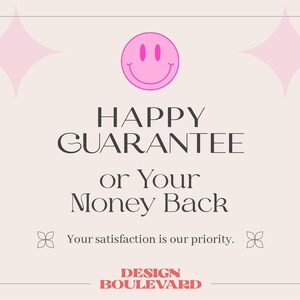 Op de afbeelding: Een rechthoekig bord met een lichtbeige achtergrond met een roze smiley-icoon bovenaan, twee roze vierpuntige sterren en de tekst HAPPY GUARANTEE or Your Money Back, Your satisfaction is our priority, en DESIGN BOULEVARD.