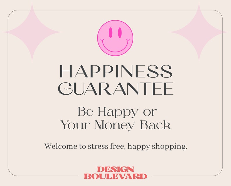 Op de afbeelding: Een lichtbeige rechthoekig bord met afgeronde hoeken, voorzien van een roze smiley-icoon en twee roze vierpuntige sterren. De tekst luidt: HAPPINESS GUARANTEE, Be Happy or Your Money Back, Welcome to stress free, happy shopping, DESIGN BOULEVARD.