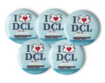 Adoro il set di spille da crociera DCL, regalo estensibile a forma di pesce per la nave da crociera DCL, idea regalo con polvere di fata per lo scambio di gruppi FE, set di spille e bottoni.