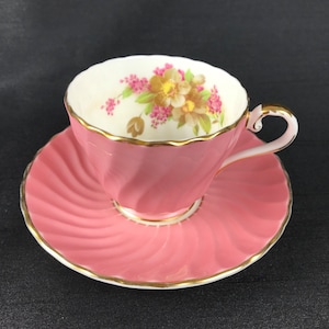 Aynsley  teacup and saucer, Fine bone china, Swirl pattern, Pink with floral inside