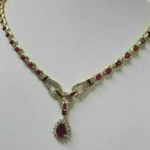 Vackert Damhalsband 16CT Päronslipat Simulerat Rubin 925 Gult Sterling Silver