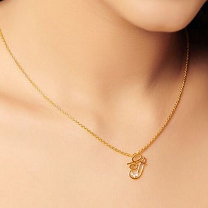 Colgante de plata de ley 925 de 0,50 ct con zafiro de talla redonda y nombre de dios para mujer con cadena chapada en oro amarillo de 18 quilates.