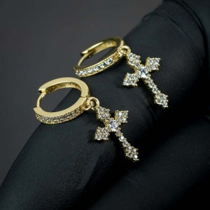 Orecchini pendenti a cerchio con croce da uomo in oro giallo 18k con diamanti taglio rotondo