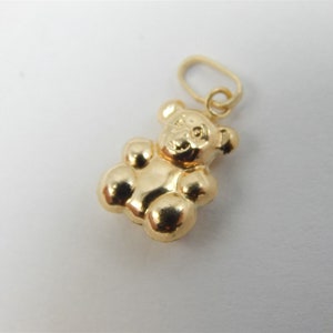 Ciondolo a forma di piccolo orsetto con finitura in oro giallo 18 carati