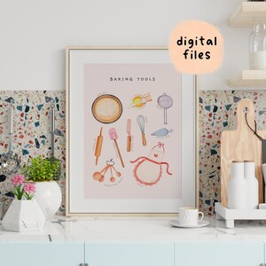 Könnte beinhalten: Eine druckbare digitale Illustration von Backutensilien auf rosa Hintergrund. Die Utensilien umfassen einen Nudelholz, einen Spatel, einen Schneebesen, einen Spritzbeutel, Messlöffel und eine Schürze. Der Text "Baking Tools" befindet sich oben im Bild.