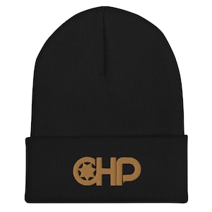 Könnte beinhalten: Schwarze Mütze mit einem braunen gestickten Logo, das "CHP" mit einem Stern im "C" sagt.
