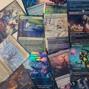Puede incluir: Una colección de cartas de Magic: The Gathering coloridas que presentan varias criaturas, hechizos y encantamientos. Las cartas están dispuestas en un patrón aleatorio, mostrando la obra de arte y el texto de cada carta.