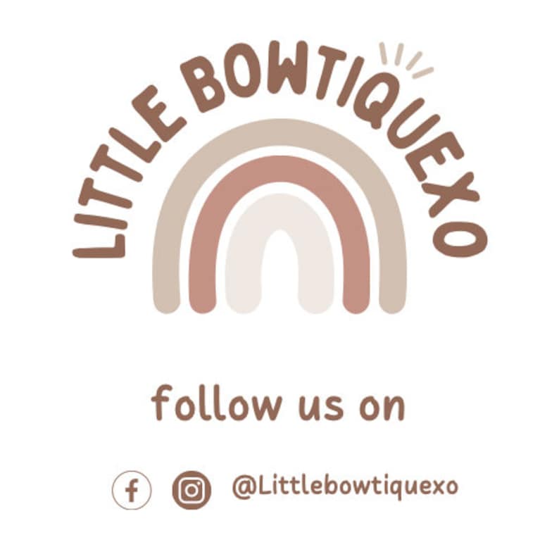Puede incluir: Un logotipo para una tienda llamada "Little Bowtique XO" con un arco&iacute;ris en colores rosa, beige y blanco. El texto "follow us on" est&aacute; debajo del arco&iacute;ris, y los iconos de redes sociales para Facebook e Instagram est&aacute;n debajo del texto, junto con el nombre de usuario "@littlebowtiquexo".