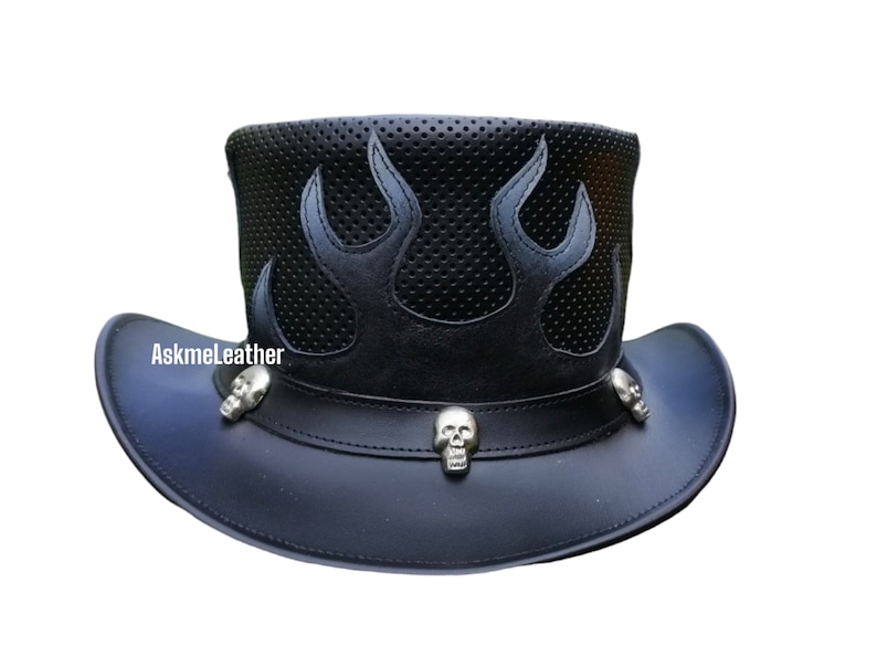 Pu&ograve; includere: Cappello a cilindro in pelle nera con un design a fiamma e dettagli a forma di teschio. AskmeLeather &egrave; stampato sul bordo.