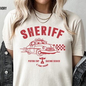 Shérif Cars sur la route Chemises Disneyworld, Disneyland Cars Movie Sweatshirt, Cars Character Cartoon Sheriff Tee, Disney Cars Land