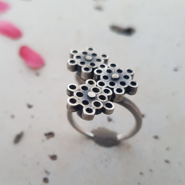 Kinetic silver ring