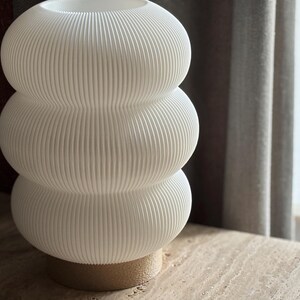 Lampe de chevet moderne en forme de nuage, fabriquée en impression 3D de plastique biosourcé, lumière douce.