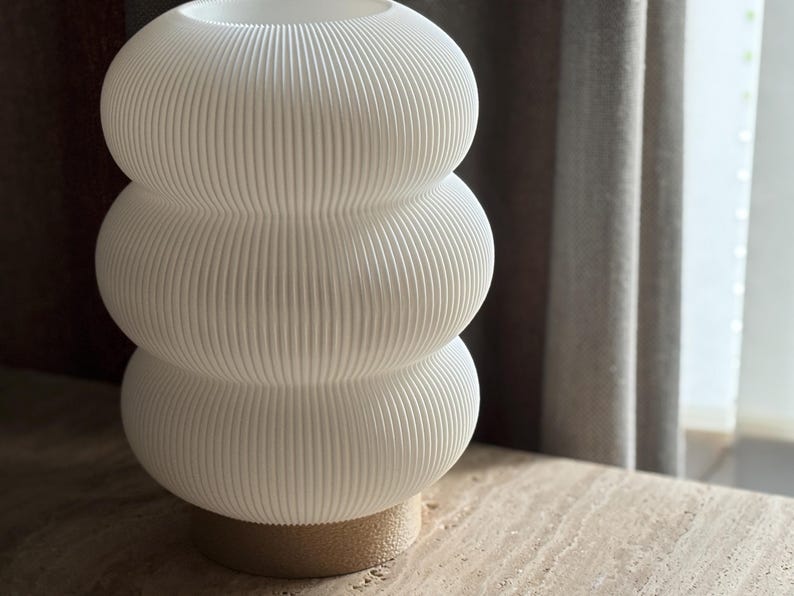 Lampe de chevet moderne en forme de nuage, fabriquée en impression 3D de plastique biosourcé, lumière douce.