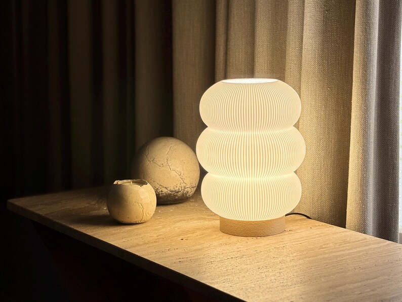 Lampe d'ambiance design allumée diffusant une lumière chaleureuse, décoration intérieure minimaliste et éco-responsable.