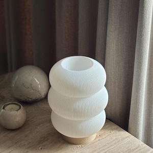 Luminaire artisanal éco-responsable, abat-jour texturé blanc mat et socle en bois recyclé pour salon ou chambre.