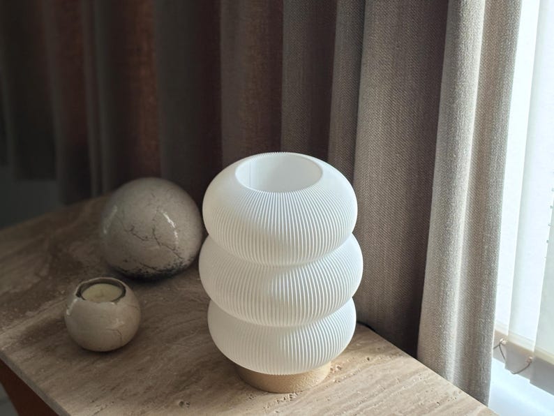 Luminaire artisanal éco-responsable, abat-jour texturé blanc mat et socle en bois recyclé pour salon ou chambre.