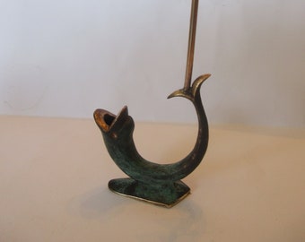 Statuetta di pesce in ottone, solitamente realizzata per essere utilizzata come porta anelli, un pezzo decorativo, molto adatta come porta anelli. Condizioni originali.