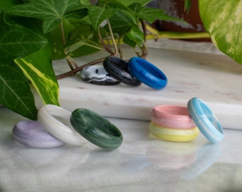 Colorful recycled plastic rings // Trendy and unique plastic rings // 16 different colors in 3 sizes