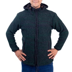 Könnte beinhalten: Eine dunkelgrüne Kapuzenjacke mit Reißverschluss. Die Jacke hat einen schwarzen Besatz an der Kapuze und den Taschen.