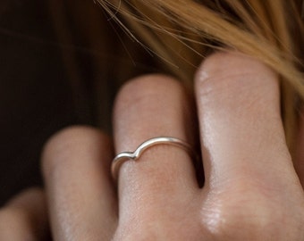 Feiner Silberring mit elegantem Schwung V-Form | V Ring mit einem Schwung | Silber 925 Ring | Minimalisticher Ring |