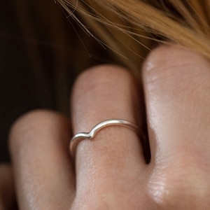 Feiner Silberring mit elegantem Schwung V-Form | V Ring mit einem Schwung | Silber 925 Ring | Minimalisticher Ring |