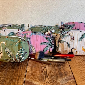 Kleine Kulturtasche in Grün, Weiß und Rosa | Kosmetiktasche aus Baumwolle mit Dschungelmotiv | Reise Kosmetikbeutel