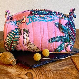 Borsa da toilette piccola in rosa | Cotone riciclato dall'India | Trousse per cosmetici in cotone con motivo giungla |