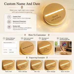 Puede incluir: Una base de luz nocturna redonda de madera clara con una ranura iluminada horizontal. La base presenta un grabado personalizado con el texto David 06/15/2025. La imagen incluye gr&aacute;ficos instructivos para la personalizaci&oacute;n y varios ejemplos de textos grabados.