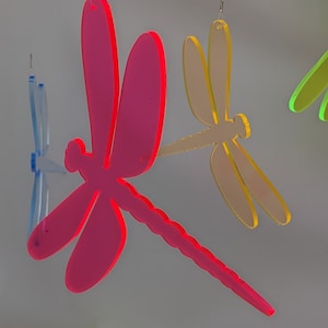 Libellen – Sonnenfänger aus fluoreszierendem Acrylglas