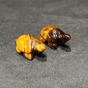 Puede incluir: Una taza de cerámica blanca con un asa negra y el texto "But First, Coffee" en negro y negrita. La taza mide probablemente 10 cm de alto y contiene aproximadamente 350 ml de líquido.