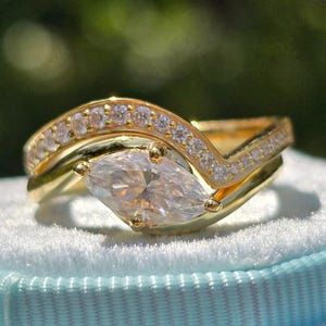 Marquise Cut Verlobungsring Set 14K Gelbgold 2 Ct Ost-West Marquise Form Moissanite Diamant Ehering Jahrestag Geschenk für Sie