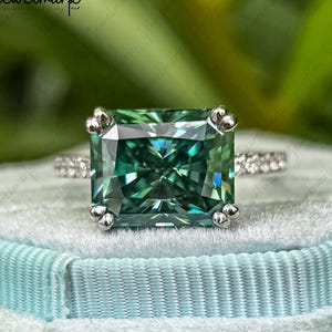 East West 2.5 CT Green Radiant Cut Moissanite Engagement Ring 14K Gold Wedding Ring Double Claw Prong Radiant Diamond Promise Ring For Her