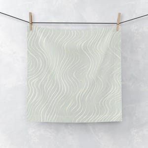 Peut inclure: Ensemble de trois tasses en céramique avec une finition mate et mouchetée. Les tasses sont de couleur crème, gris clair et gris foncé. Chaque tasse a un design simple et minimaliste.