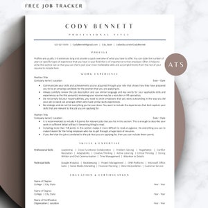 Op de afbeelding: Een cv-sjabloon met de titel "Free Job Tracker" en de naam "Cody Bennett" bovenaan. Het cv bevat secties voor "Profiel", "Werkervaring", "Vaardigheden & Expertise", "Opleiding & Certificering" en "ATS".