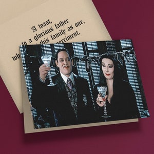 Een toast-wenskaarten | Gomez Morticia Addams Family Vaderdag Horror Komedie Grappige Goth Punk Alternatieve Vader presenteert cadeaus voor hem