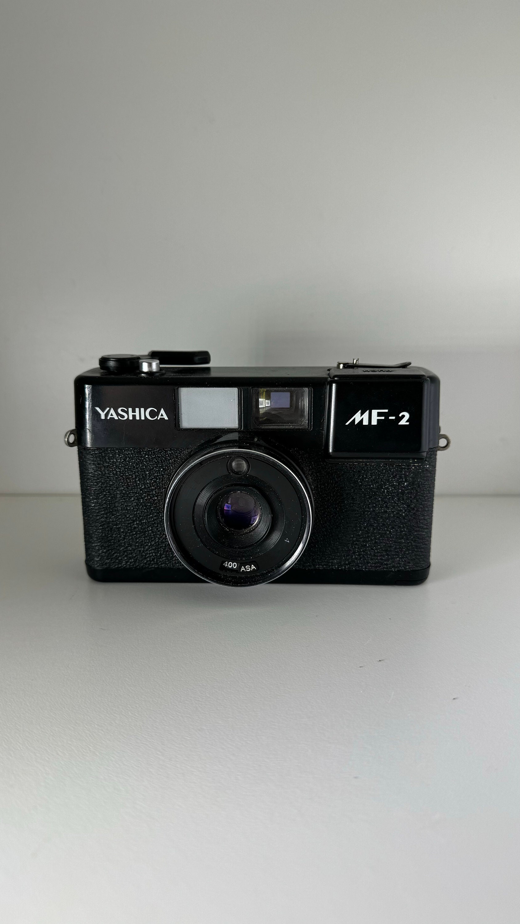 中古　復刻版　YASHICA MF-2 super ブラック ストラップ付き ヴィレヴァン、ヤシカブランドのフィルムカメラ「MF-2 Super」復刻版を