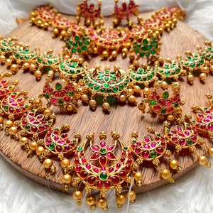 Beautiful kemp stone necklace set, temple jewellery set, kemp jewellery set, saree jewellery, Lehenga jewellery set | South Indian jewellery