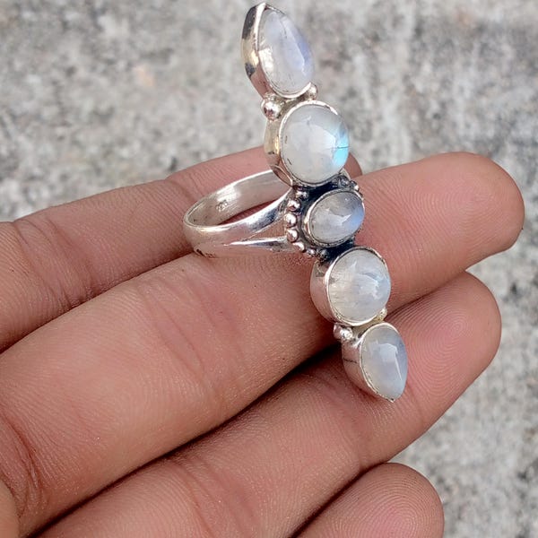 Anillo alargado de plata de ley con cinco piedras lunares arcoíris, estilo bohemio.