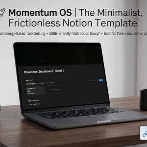 Könnte beinhalten: Ein Laptop zeigt eine dunkle Notion-Vorlage mit dem Titel "Momentum OS | The Minimalist, Frictionless Notion Template." Der Bildschirm zeigt ein Dashboard mit Aufgaben-Sortierfunktionen. Eine schwarze Tasse, eine Tastatur und eine Schreibtischlampe sind ebenfalls auf dem Holzschreibtisch zu sehen.