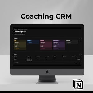 Könnte beinhalten: Ein Computermonitor, der eine Coaching CRM Notion-Vorlage anzeigt. Der Bildschirm zeigt eine dunkle Benutzeroberfläche mit Daten, die in einem Pipeline-Format organisiert sind. Der Text "Coaching CRM" steht oben, das Notion-Logo unten rechts.