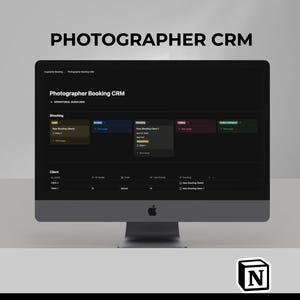Könnte beinhalten: Ein Computermonitor, der einen schwarzen Bildschirm mit dem Text "PHOTOGRAPHER CRM" und "Photographer Booking CRM" anzeigt. Der Bildschirm zeigt einen Workflow mit Kundeninformationen und Shooting-Details. Der untere Teil des Bildes lautet "Automated Notion Pipeline & Client Rolodex."