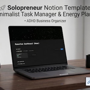 Könnte beinhalten: Ein Laptop mit einer Notion-Vorlage für Solopreneure, mit dem Text "Solopreneur Notion Template | Minimalist Task Manager & Energy Planner." Eine schwarze Tasse, eine Tastatur und eine Schreibtischlampe befinden sich auf dem Holztisch.